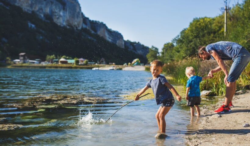 Gyerekek pancsolnak a Balaton sekély vizében