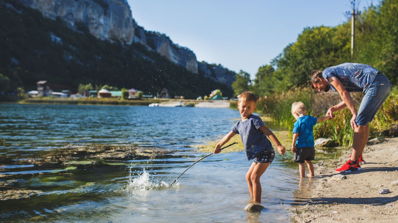 Gyerekek pancsolnak a Balaton sekély vizében