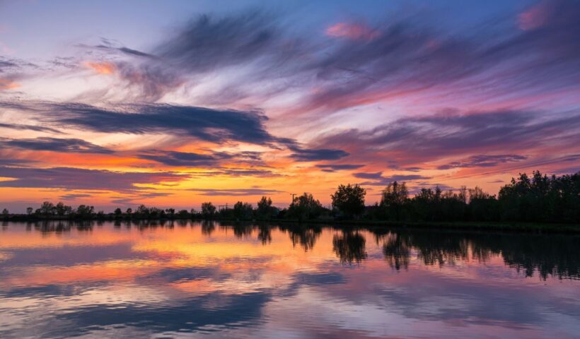 Naplemente tükröződik a Balaton nyugodt vizén