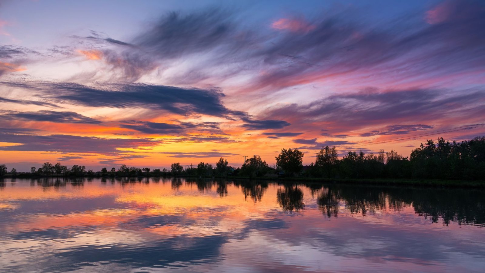 Naplemente tükröződik a Balaton nyugodt vizén