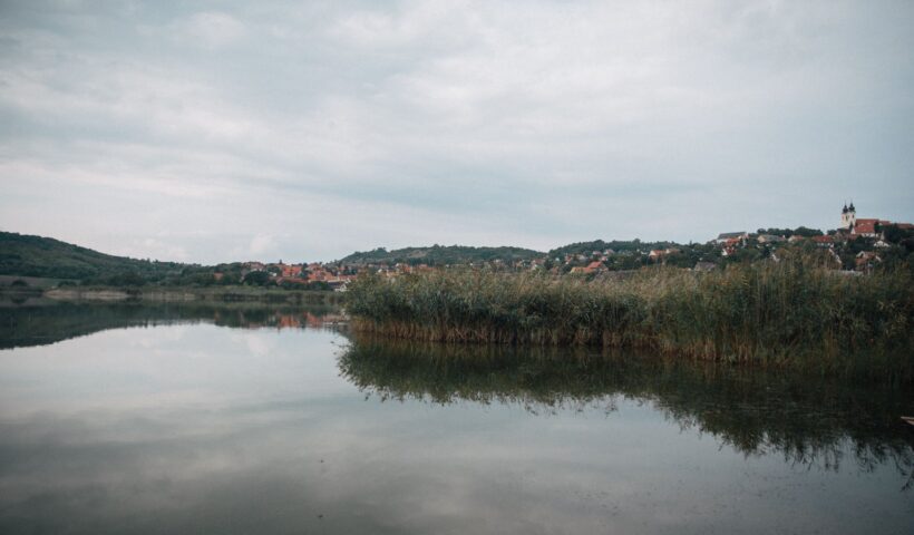 A Balaton és Tihany ősszel, színes lombokkal és felhős éggel