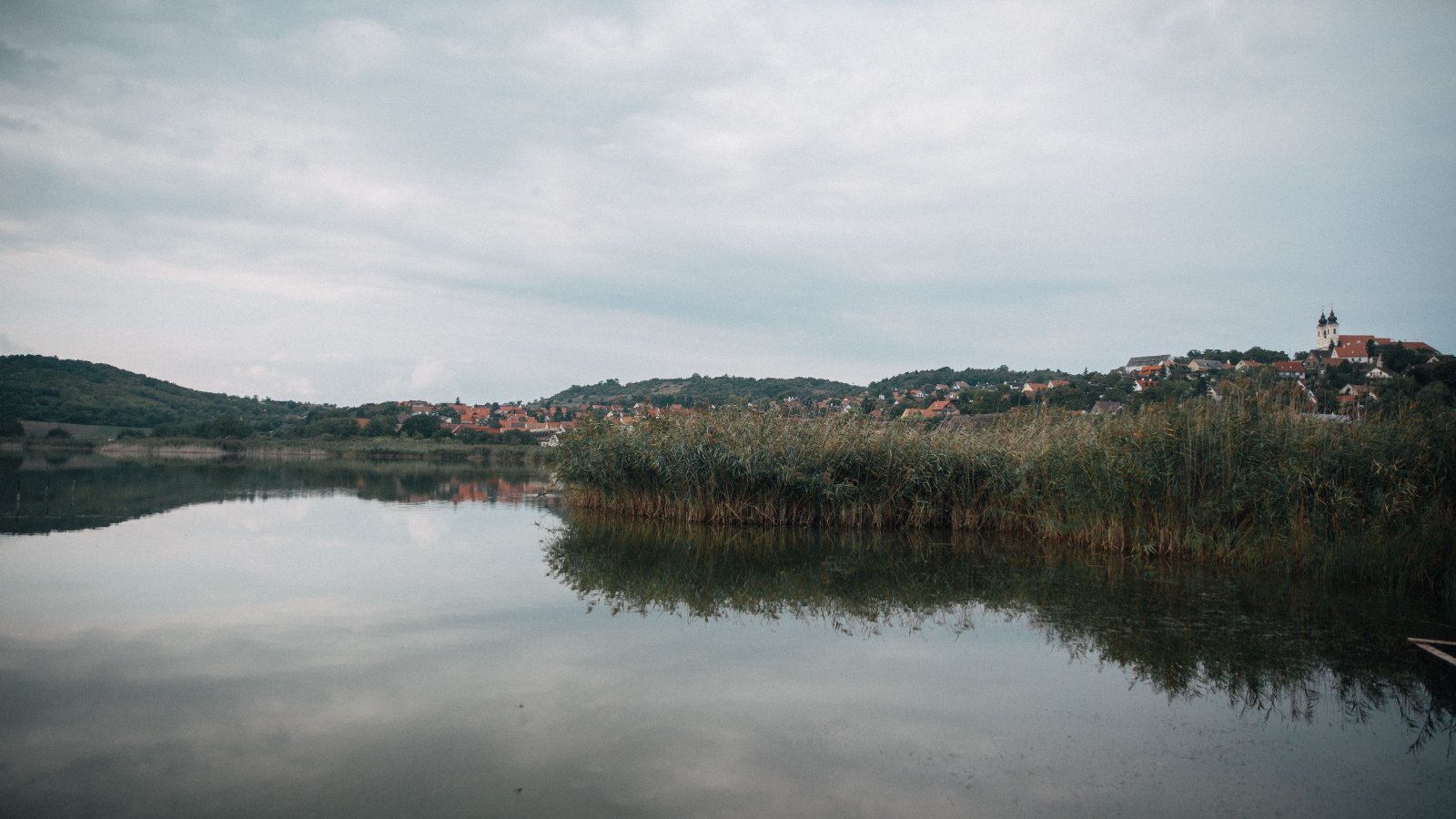 A Balaton és Tihany ősszel, színes lombokkal és felhős éggel