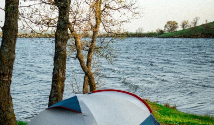 Kempingezés a Balaton partján naplementekor