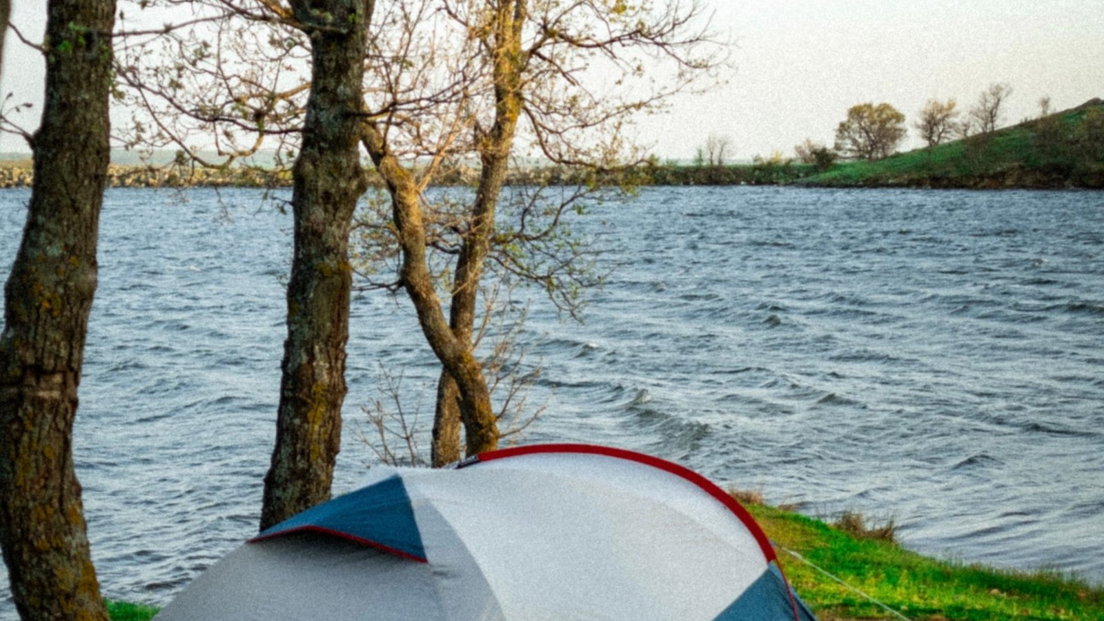 Kempingezés a Balaton partján naplementekor