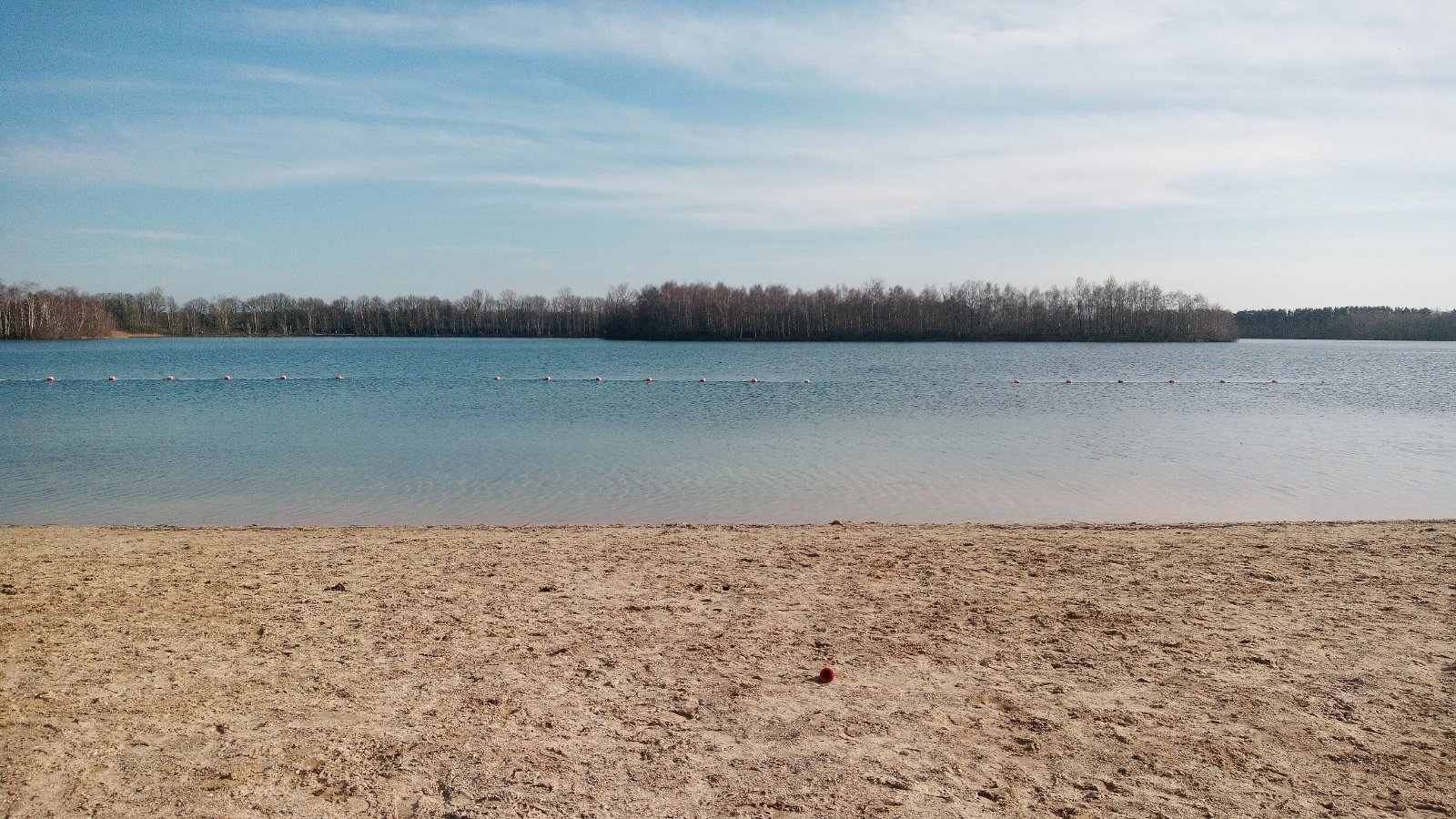 Csendes, kihalt balatoni strand tiszta kék éggel