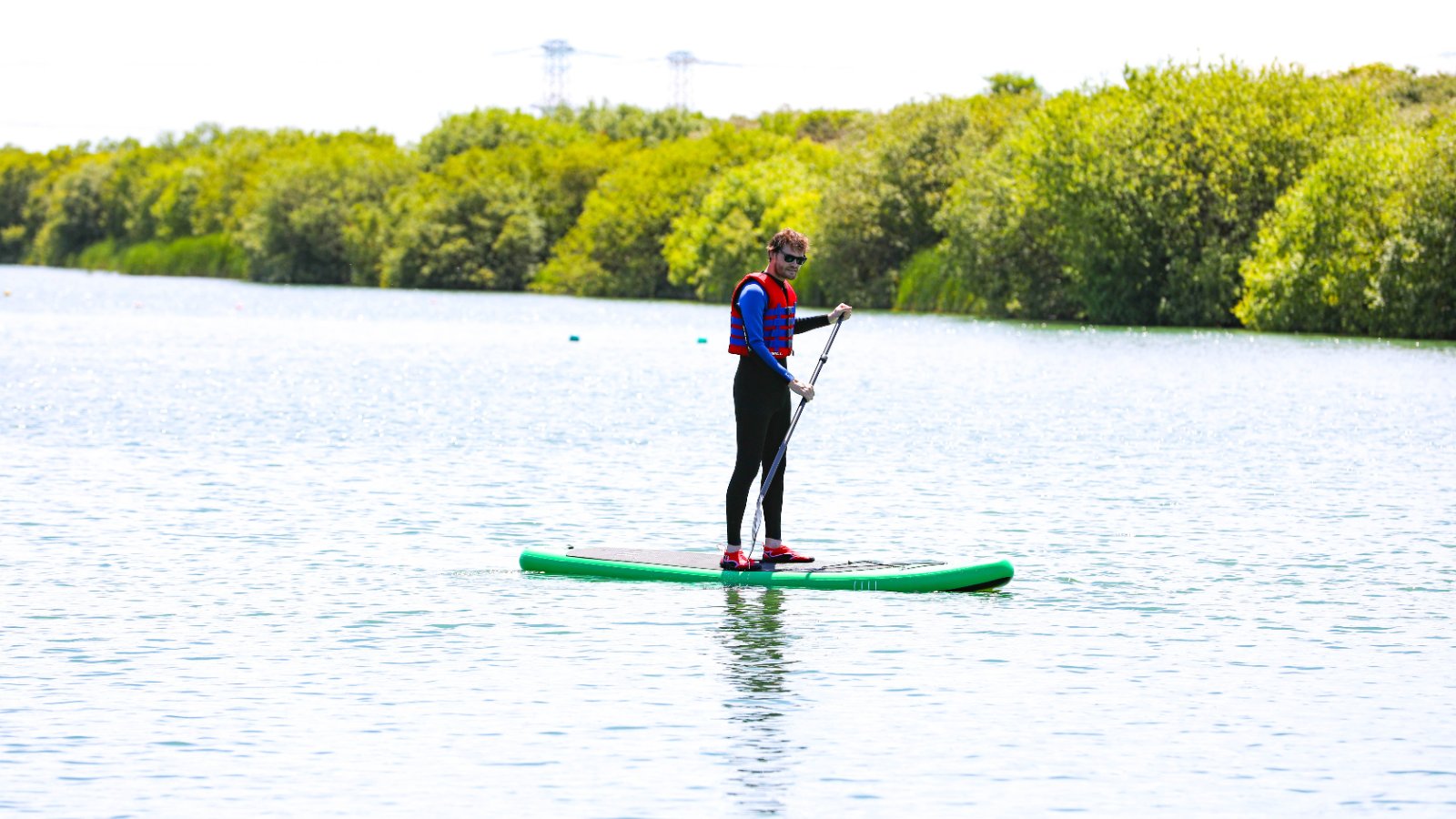 SUP-ozás a Balatonon, nyugodt vízen egyensúlyozó evezős