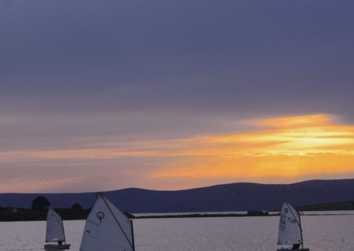 Vitorlások a Balatonon alkonyatkor