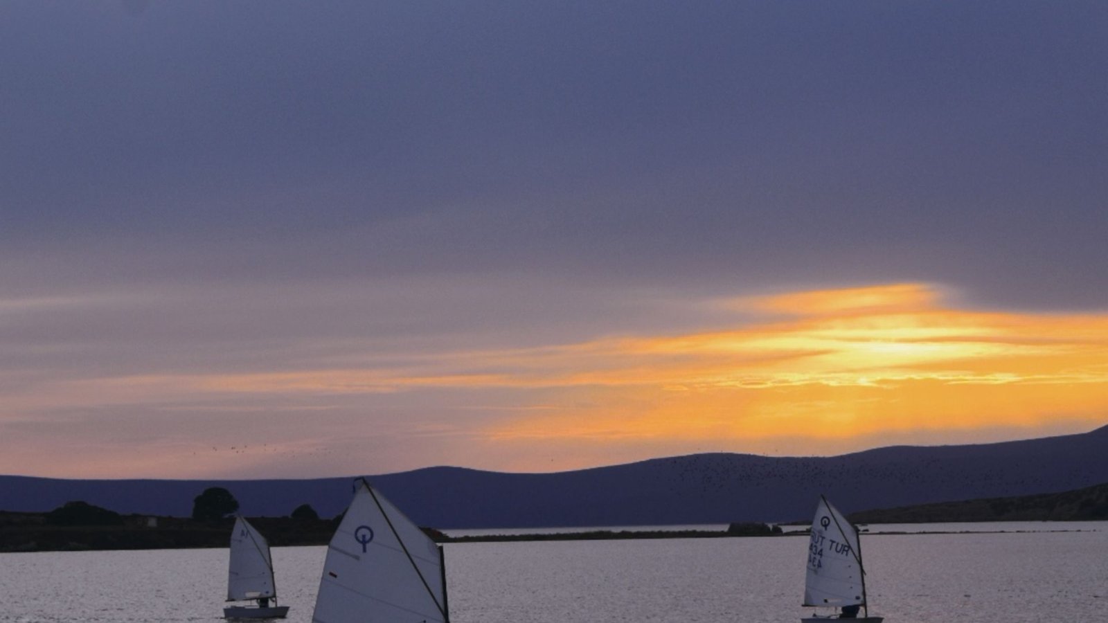 Vitorlások a Balatonon alkonyatkor